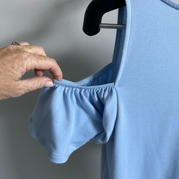Light Blue cold should top with ruffle sleeves - Picture 4 of 5